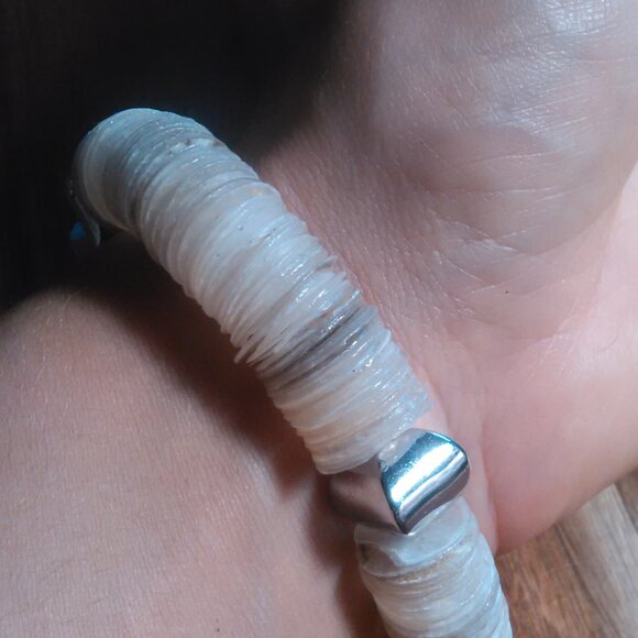 White Color Shell Stretch Bracelet - Picture 9 of 10